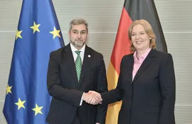 El presidente de la República, Mario Abdo Benítez, con Bärbel Bas, presidenta del Parlamento Alemán.