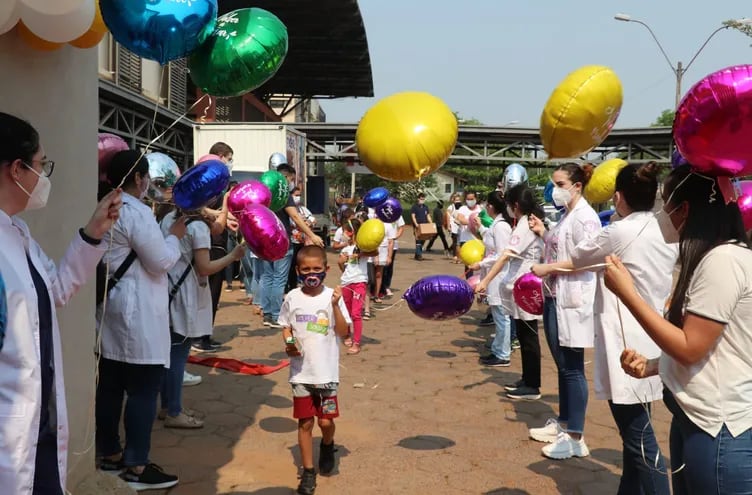 Pacientes sanados de cáncer vuelven a soñar y celebran la vida en la tradicional festejo en el Hospital de Clínicas