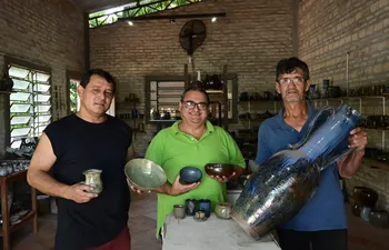 Los artesanos Patricio Olazar, Freddy Chamorro y Benjamín Vera muestran sus creaciones en el salón de exposiciones de la AAA.