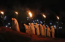 Otra de las grandes tradiciones de nuestro país es la procesión con los candiles de apepú (naranja amarga) para iluminar el yvaga rape (camino al cielo en idioma guaraní) del Viernes Santo, en Tañarandy (Paraguay). EFE/ Fernando Franceschelli