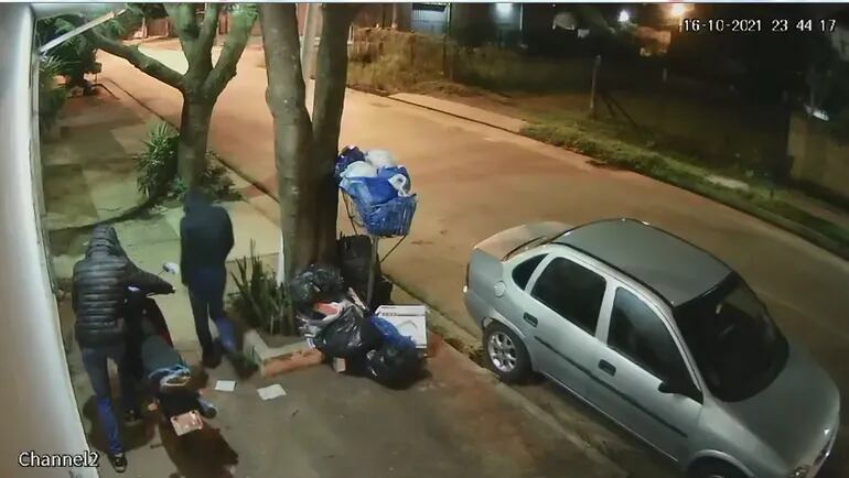 Momento en que dos delincuentes roban una moto estacionada en la vereda de una vivienda en San Lorenzo.