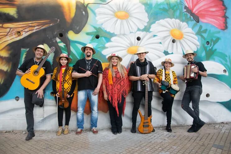 La cantante (centro) Cielito Fernández y su grupo se encuentran promocionando el disco en vivo “La Cautiva”.