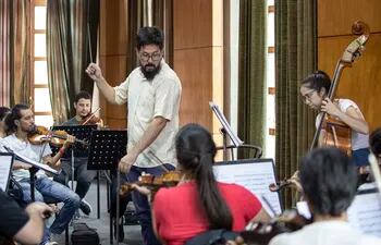Luis Vera Resquín dirigirá a la OSIC este martes en el último concierto del ciclo 2022 de "Música en los Palacios".