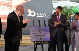 El director general paraguayo Justo Zacarías y su par brasileño Enio Verri descubrieron una placa conmemorativa de la constittución de la Itaipú.