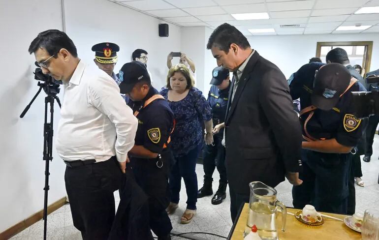 Enzo Cardozo y Rody Godoy, exministros del MAG, son esposados para ser llevados a la cárcel tras conocer sus condenas en la causa por el desvío de G. 68.000 millones.