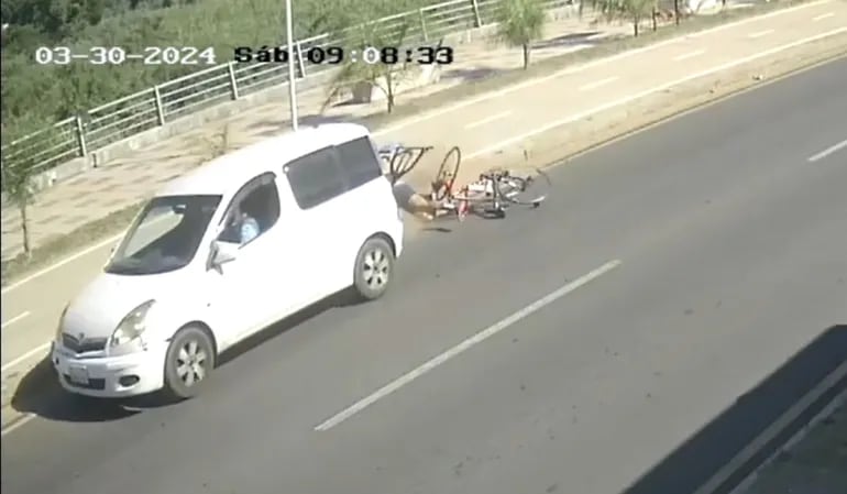 Vehículo que atropelló a dos ciclistas que circulaban por la Costanera de Asunción.