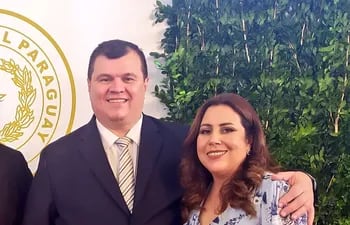 Dionisio Amarilla, senador liberocartista y su asesora Carolina Ferreira.