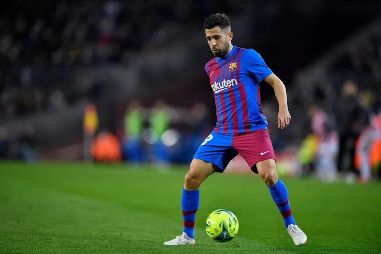 (FILES) In this file photo taken on November 20, 2021 Barcelona's Spanish defender Jordi Alba controls the ball during the Spanish league football match between FC Barcelona and RCD Espanyol, at the Camp Nou stadium in Barcelona. - FC Barcelona's Clement Lenglet, Dani Alves and Jordi Alba tested positive for Covid-19, the club said on December 28, 2021. (Photo by Pau BARRENA / AFP)