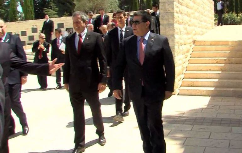 Darío Messer camina con Horacio Cartes (d) durante una visita oficial realizada a Israel.