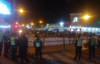 La avenida Eusebio Ayala sigue cortada por la manifestación en inmediaciones de Tribunal Superior de Justicia Electoral.