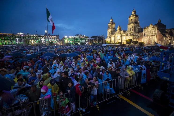Una multitud llena el Zócalo previo al inicio de la celebración de la Independencia de México, en Ciudad de México.
