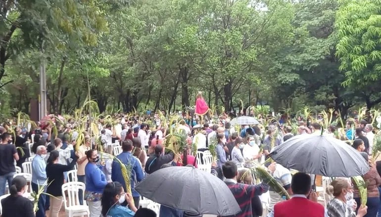 La aglomeración de gente durante la celebración del Domingo de Ramos en el patio del templo de la Virgen de la Candelaria.