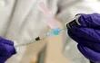 Una enfermera del Hospital Clinic de Barcelona prepara una dosis de la vacuna Pfizer BioNTech.