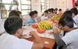 El almuerzo escolar no llega durante los 183 días de clases a los alumnos de las escuelas públicas y privadas subvencionadas del país.  Es por falta de dinero, según la viceministra Alcira Sosa.