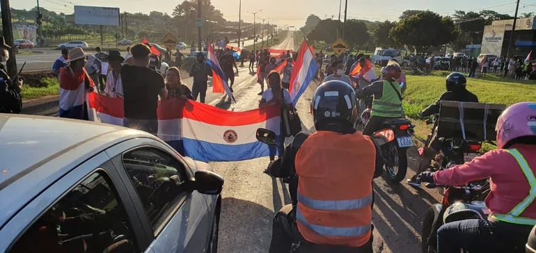 Los manifestantes cerraron una arteria de la ruta PY02, a 10 kilómetros del Puente de la Amistad.