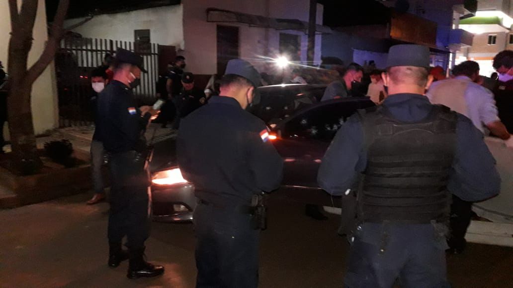 Agentes de la Policía Nacional en el sitio del ataque, este sábado en Pedro Juan Caballero.