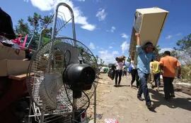 ciudadanos-colombianos-cargan-sus-pertenencias-como-pueden-para-cruzar-la-frontera-entre-venezuela-y-colombia--180310000000-1369849.JPG