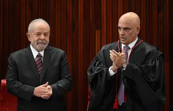 El presidente electo de Brasil, Lula da Silva (i) junto al presidente del Supremo Tribunal Electoral, Alexandre de Moraes (d) en la ceremonia de entrega del certificado electoral, en  en Brasilia. (AFP)