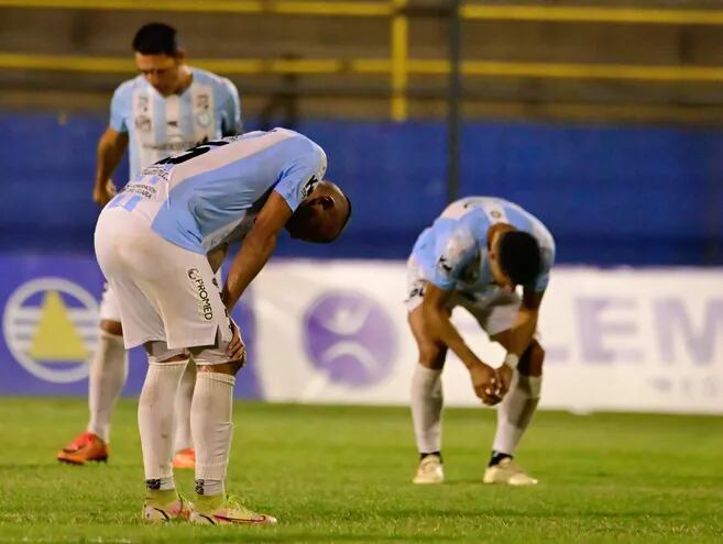 Los jugadores de Guaireña sufren el dolor de la derrota y el descenso al finalilzar el juego ante Trinidense.