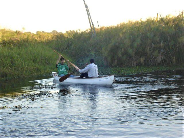 Para llegar al Mocito Isla se realiza una aventura a canoa o cachiveo cruzando un canal de agua de unos 850 metros.