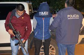 Policías custodian a una de las personas detenidas el miércoles en relación al secuestro en la colonia Río Verde.