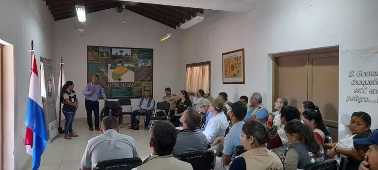 Reunión del Senacsa sobre aves migratorias y gripe aviar, con guardaparques en el Parque Nacional Teniente Enciso, Chaco.
