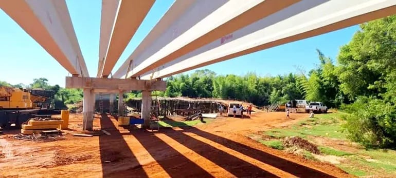 Las vigas del futuro puente fueron colocadas sobre el río Tebicuary en Cañada Tiri de Yuty.