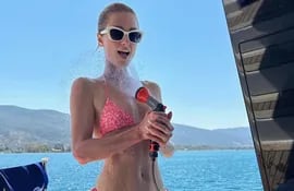 ¡Una Barbie real! Paris Hilton en sus vacaciones en Grecia.