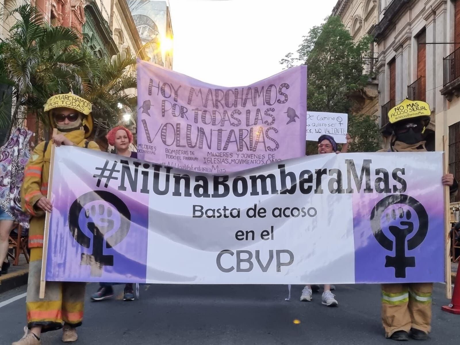¡Basta de acoso en el Cuerpo de Bomberos Voluntarios del Paraguay!, rezaba uno de los carteles.