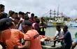 El cuerpo de un pescador fallecido en Infanta, en la provincia filipina de Pangasinan, es retirado por vecinos y guardias costeros, el martes.