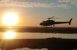 Un helicóptero del Ejército brasileño sobrevuela el río Paraná, en la frontera paraguaya, en busca de los narcotraficantes.