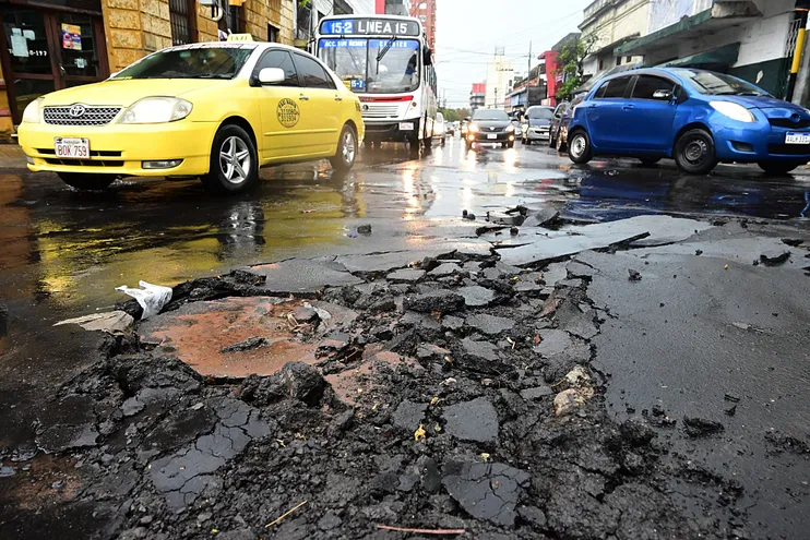 Los conductores se ingenian para pasar por las calles Azara y Estados Unidos, Asunción ante el pésimo estado de la ruta que dejó la tormenta.