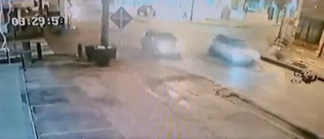 Momento del segundo choque a dos personas en zona del Abasto. (captura de video).