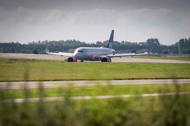 Un avión SAS procedente de Dubai aterriza en el aeropuerto de Copenhague en Kastrup, Dinamarca, el 22 de agosto de 2021. El vuelo con evacuados de Afganistán aterrizó en la terminal Vilhelm Lauritzen. De los 131 a bordo, 90 fueron evacuados, incluidos los evacuados de Islandia y Suecia (Imagen de archivo).