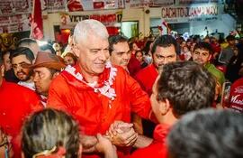 Arnoldo Wiens (c), precandidato a presidente de Fuerza Republicana, asistió a un mitin oficialista en Areguá, este jueves.