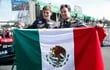 Max Verstappen (i) y su compañero, el mexicano Sergio “Checo” Pérez, celebran el gran resultado en el GP de México (AFP).
