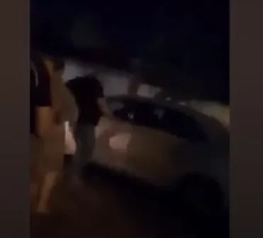 Ciudadano furioso pateó al automóvil de la plataforma Bolt. (captura de video).