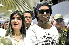 Dalia López se hizo visible al recibir a Ronaldinho en el aeropuerto internacional.