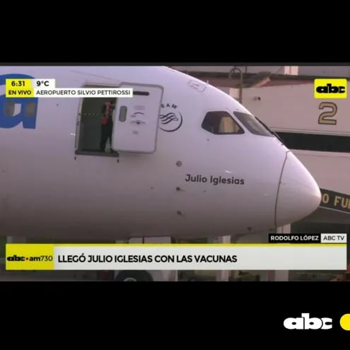 Momento en que el avión "Julio Iglesias" llegó con las vacunas a Paraguay.