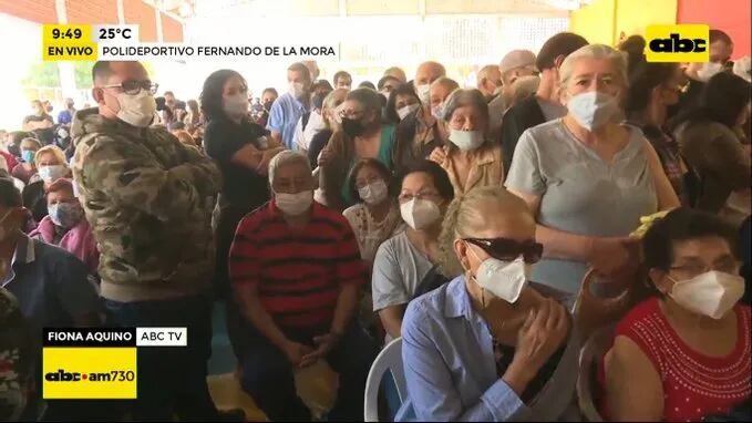 Ciudadanos lamentaron la desorganización en el Polideportivo Fernando de la Mora, en el marco de la jornada de vacunación de segunda dosis de AstraZeneca.