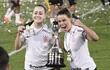Gabi Zanotti (d), la capitana de Corinthians, celebra con una compañera  el título de la Copa Libertadores Femenina.