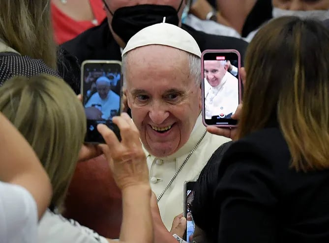 El papa Francisco  es fotografiado por el público en el Vaticano.