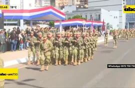 Desfile de las Fuerzas Militares en la Costanera de Asunción.