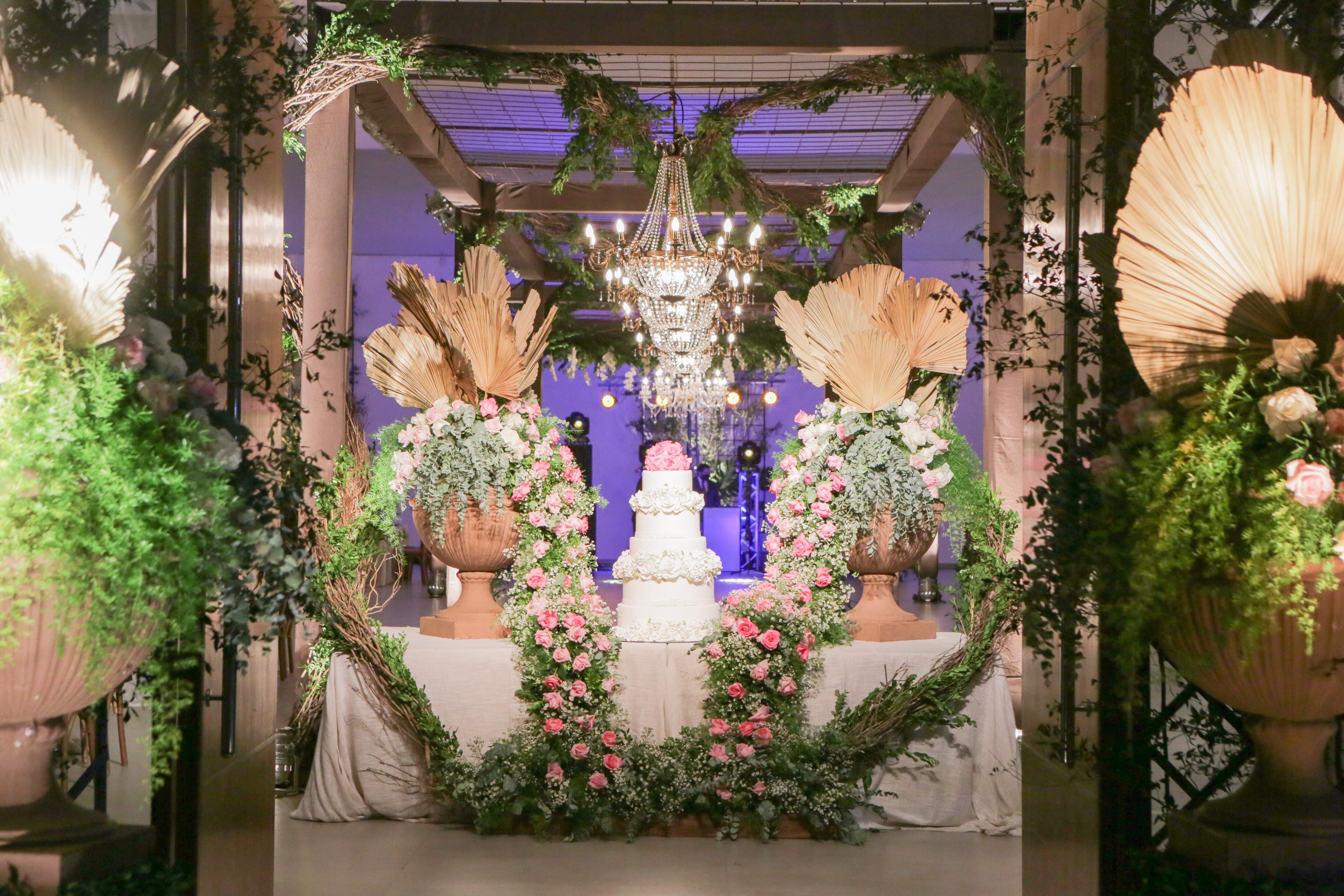 La fiesta fue ambientada con arreglos de flores naturales, follajes por José Benítez, en un estilo greenery, con rosas en tonos claros.