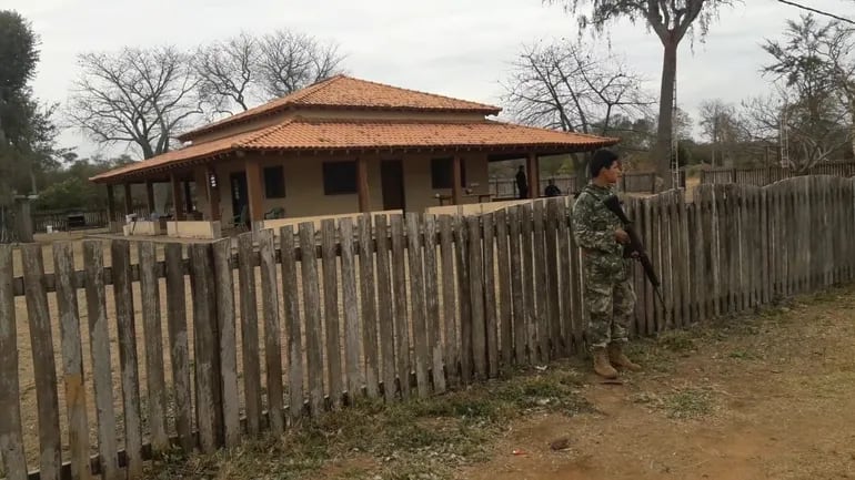 Estancia el Tigre en la frontera con Bolivia, anteriormente era utilizada por una estructura criminal dedicado al trafico de cocaína en gran escala, ahora es una base aérea militar