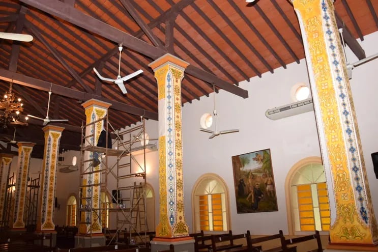Vista de las pinturas ornamentales en las columnas de la iglesia de San Ignacio, inspiradas en el periodo barroco.