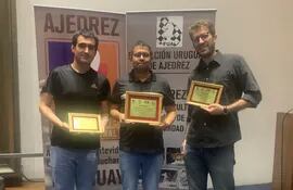 Neuris Delgado (medio), el ajedrecista paraguayo que salió campeón en el V Abierto de Montevideo “Copa Marcel Duchamp 2022” de Uruguay.