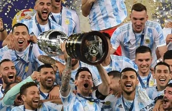 Messi levante el trofo de la Copa América rodeado de sus compañeros.