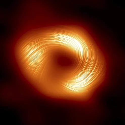 Un agujero negro hasta ahora tranquilo, situado en el centro de una galaxia a unos 800 millones de años luz de distancia, ha entrado en erupción repentinamente, emitiendo penachos de gas cada 8,5 días antes de volver a su estado normal.