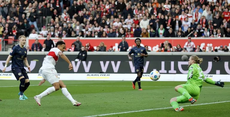Stuttgart (Germany), 11/02/2024.- Stuttgart's Jamie Leweling (L) scores the 2-0 lead during the German Bundesliga soccer match between VfB Stuttgart and 1. FSV Mainz 05 in Stuttgart, Germany, 11 February 2024. (Alemania) EFE/EPA/RONALD WITTEK CONDITIONS - ATTENTION: The DFL regulations prohibit any use of photographs as image sequences and/or quasi-video.
